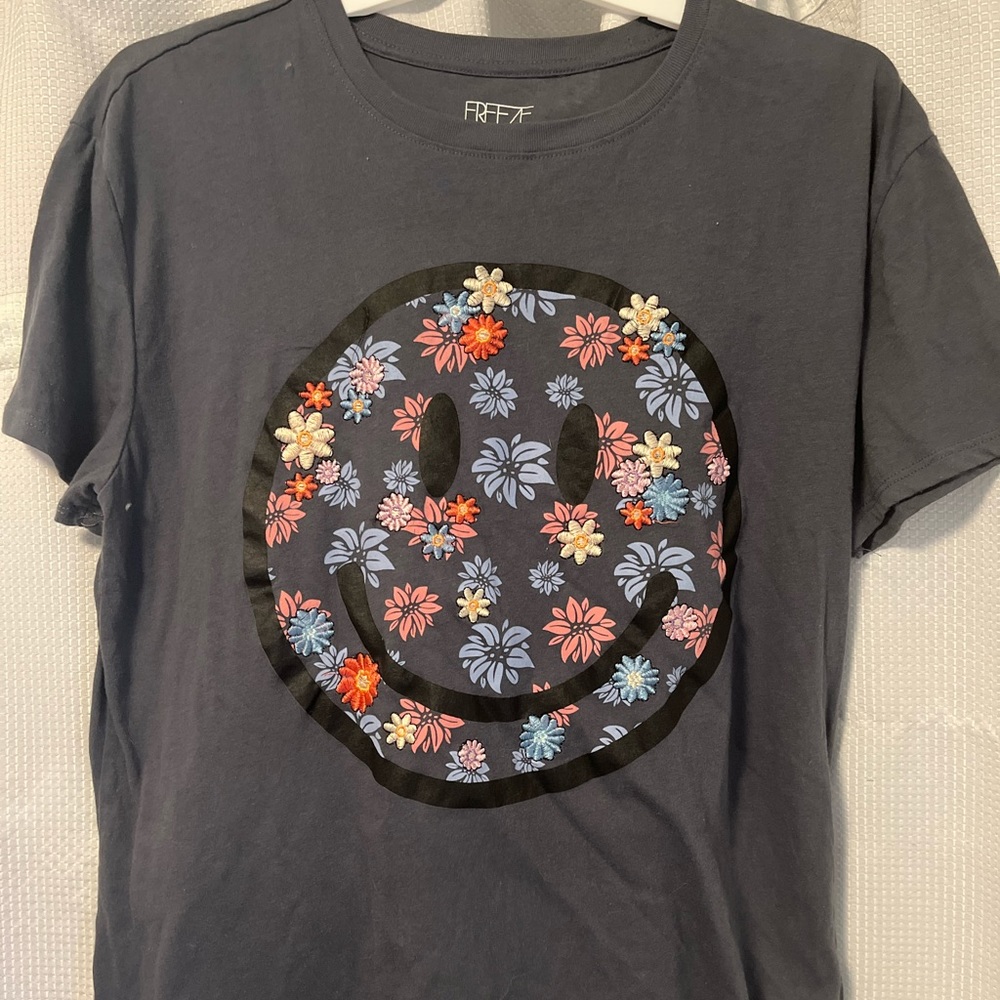 Smiley face graphic tee size L!